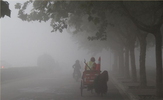 霧霾克星電動掃地車應(yīng)運而生