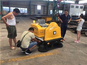 電動掃地車是工礦企業清潔好伙伴