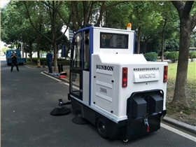 電動掃地車為體育公園營造優美環境