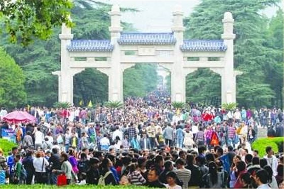 十一黃金周垃圾清理，怎能少的了圣倍諾掃地車(chē)呢？