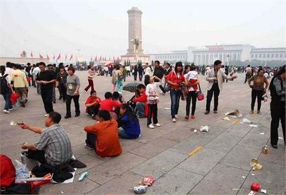 十一黃金周垃圾清理，怎能少的了圣倍諾掃地車(chē)呢？