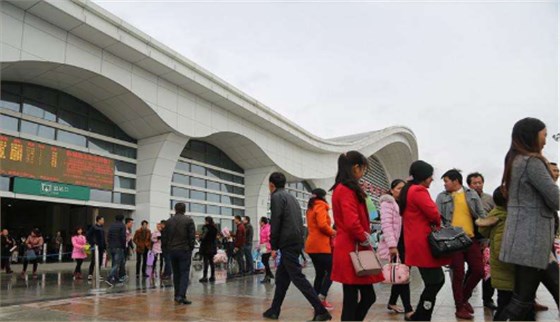 駕駛式掃地機(jī)助力高鐵站戶外廣場清潔