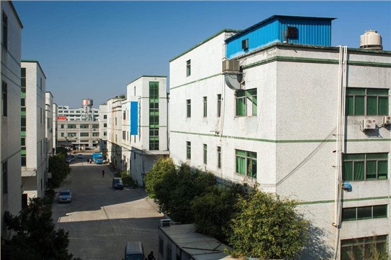 電動掃地機提升工業(yè)園區(qū)衛(wèi)生環(huán)境