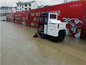 夏季即將來臨，駕駛式掃地車為環衛工減輕勞動強度