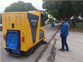 電動(dòng)掃地車(chē)順利交付無(wú)錫某新農(nóng)村