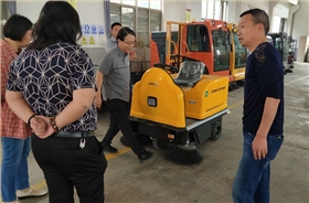 工廠用的電動(dòng)掃地車該如何選擇