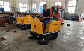  電動清掃車能滿足工廠清潔需求提高生產(chǎn)效率