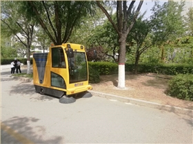 園區落葉清掃難交給駕駛式掃地機