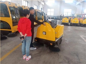 駕駛式電動(dòng)掃地車(chē)