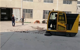 無錫某物業公司來廠體驗電動掃地車