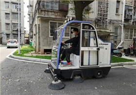 電動掃地車助力大面積小區(qū)主干道清掃工作