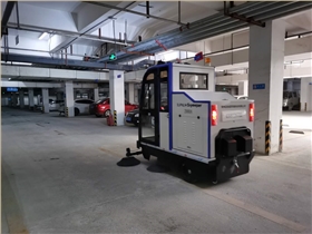 2000A駕駛式電動掃地車走進湖北某物業