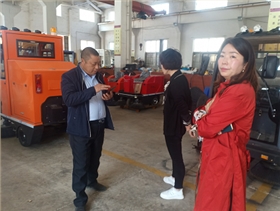 常州某物業公司來工廠試駕電動掃地車