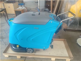 學校食堂油污地面清潔請選手推式洗地機