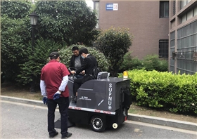 小型電動(dòng)掃地車1200走進(jìn)常州寶龍廣場物業(yè)小區(qū)