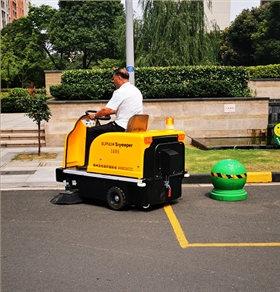 電動吸塵掃地車