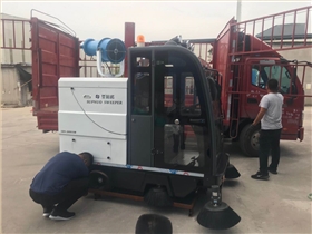 山東某磨料廠采購2000AW霧炮款電動(dòng)掃地車