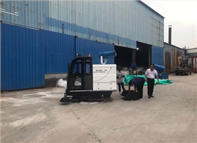 山東某磨料廠采購2000AW霧炮款電動(dòng)掃地車