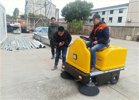 工業(yè)電動(dòng)掃地車選擇什么樣的知名品牌