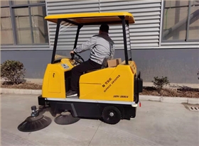  1800A電動駕駛式掃地車順利交付常熟木業公司