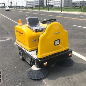 駕駛式電瓶掃地機(jī)