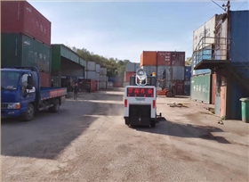 2000AW掃地車進(jìn)駐鎮(zhèn)江集裝箱某物流堆場