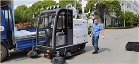 駕駛式掃地車功能強(qiáng)大使用方便 駕駛式掃地車功能強(qiáng)大使用方便
