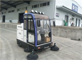 電動清掃車在園區保潔中的應用進行介紹