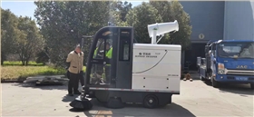 落葉電動清掃車是一種新型的環衛清潔設備