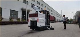 落葉電動清掃車輕松收集樹葉，讓工作事半功倍