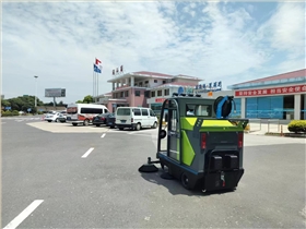 現(xiàn)代化園藝清潔的好拍檔&mdash;&mdash;公園用掃地車