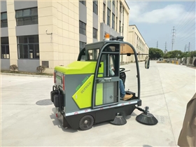 公園、景點(diǎn)等地方使用小型電動(dòng)掃地車(chē)的清潔效果如何呢？