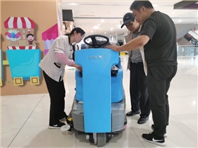 為什么駕駛洗地機可以成為購物商場清潔的主要設(shè)備呢？