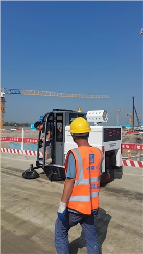 施工現(xiàn)場(chǎng)清潔設(shè)備:駕駛封閉式掃地車的功能特點(diǎn) 施工現(xiàn)場(chǎng)清潔設(shè)備:駕駛封閉式掃地車的功能特點(diǎn)