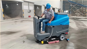 物業清掃車。