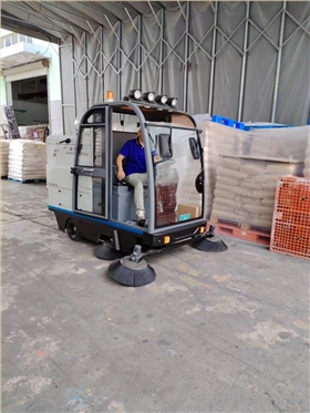 展望未來,電動掃地車行業(yè)將面臨以下幾個主要的發(fā)展趨勢 展望未來,電動掃地車行業(yè)將面臨以下幾個主要的發(fā)展趨勢