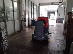 洗地機的存在不僅僅是為了清潔,更是對商場整體運營產生了深遠影響 洗地機的存在不僅僅是為了清潔,更是對商場整體運營產生了深遠影響