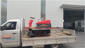 清掃車不僅提高了清潔效率，同時還幫助企業(yè)降低了工傷風險