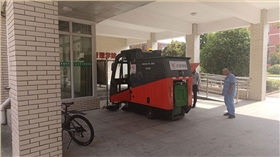 現(xiàn)代化商業(yè)場(chǎng)所必備：高效的駕駛式掃地車