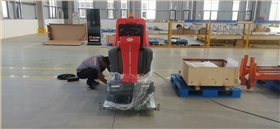 駕駛式洗地機(jī)解放了大量的人工勞動(dòng)，減少了清潔工的勞動(dòng)強(qiáng)度