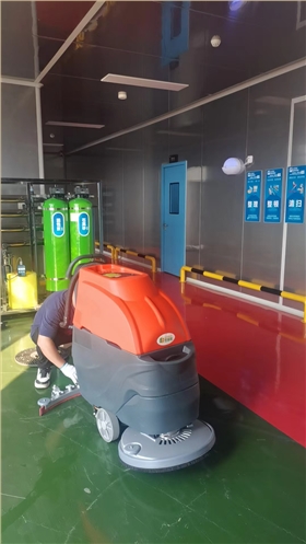 駕駛式洗地機是保護各行業清潔與效率的秘密武器 駕駛式洗地機是保護各行業清潔與效率的秘密武器