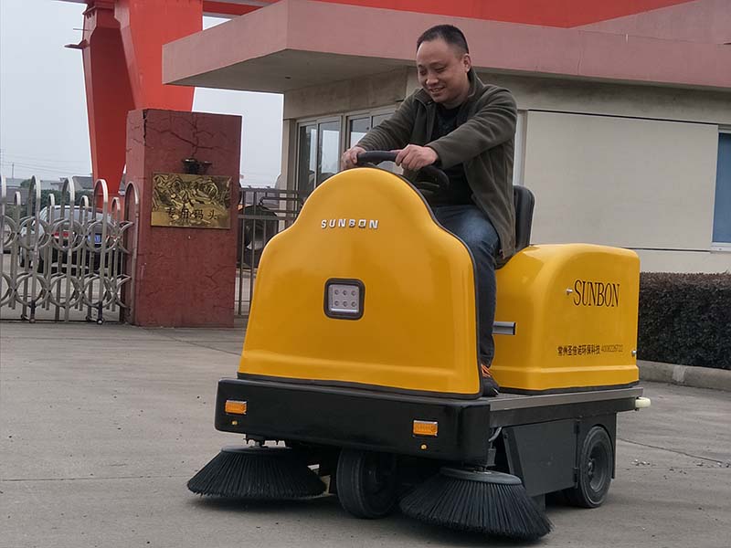 圣倍諾電動(dòng)掃地車1400A