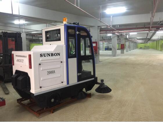 圣倍諾車(chē)庫(kù)電動(dòng)掃地車(chē)