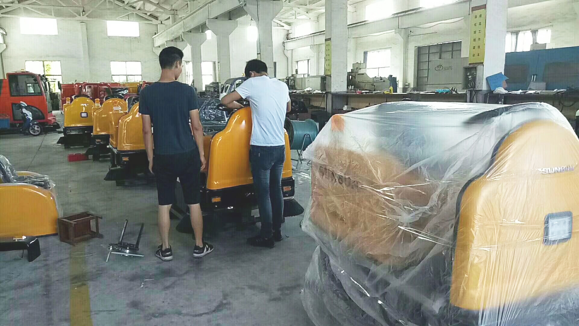 小型車間掃地機陸續出貨江蘇沙鋼集團