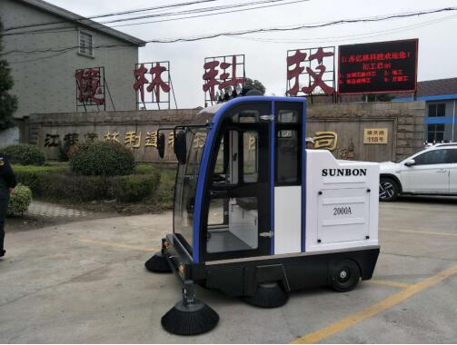 圣倍諾電動(dòng)駕駛式掃地車，城市清潔的&ldquo;守護(hù)者&rdquo;