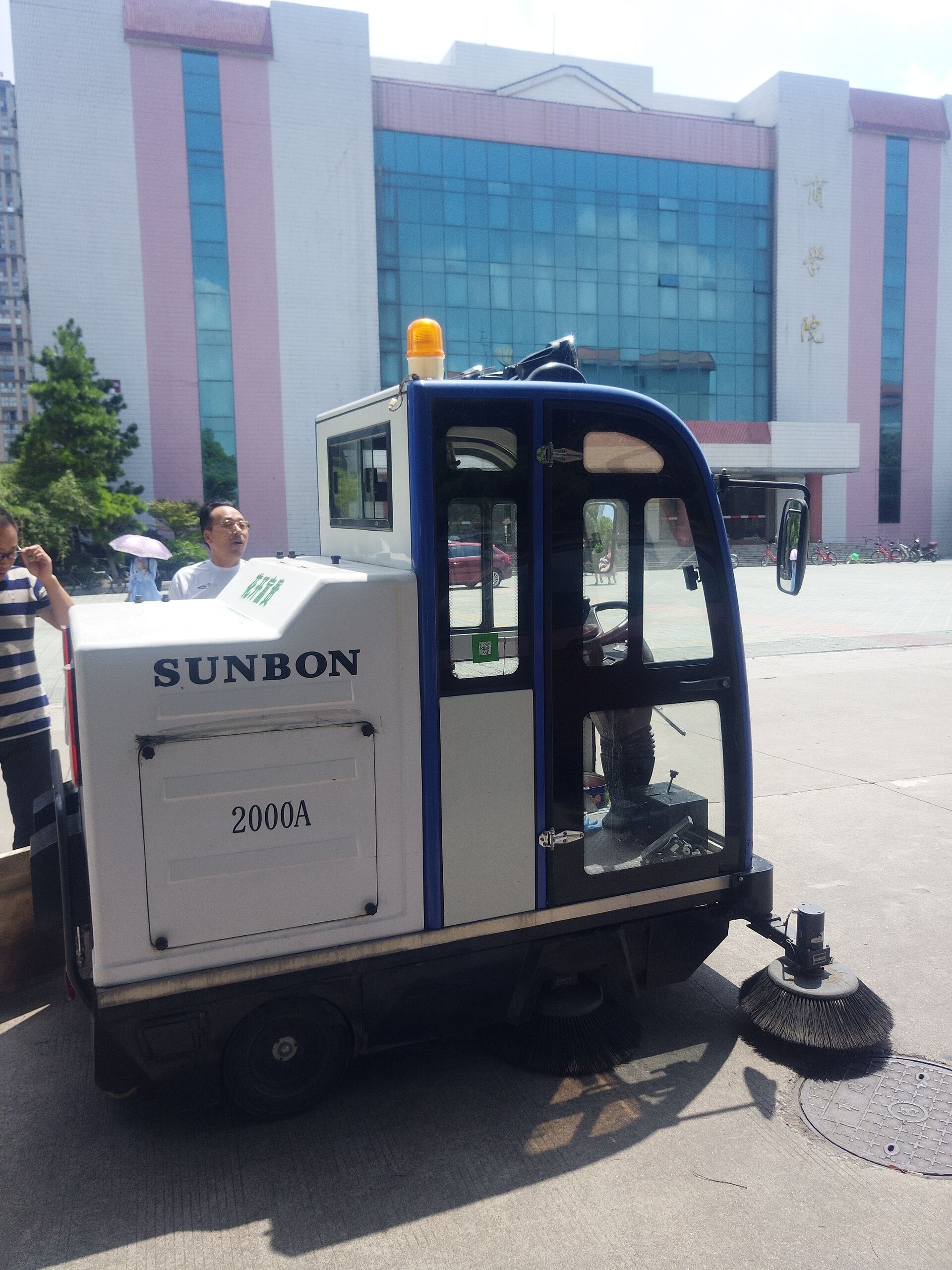 電動(dòng)掃地車廠家圣倍諾的售后服務(wù)獲贊