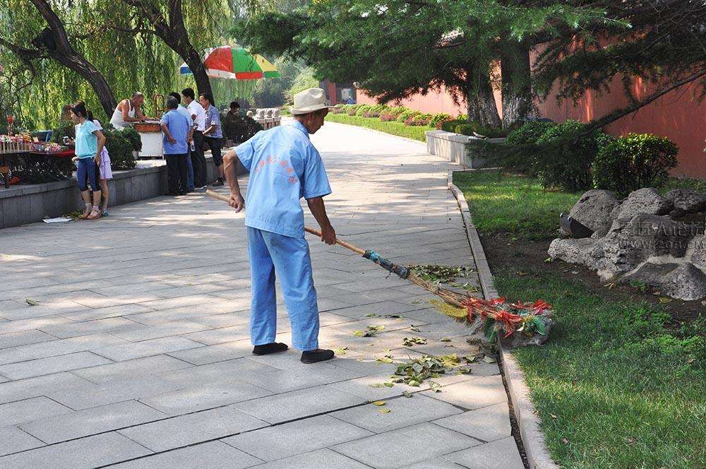 駕駛式掃地機成為公園保潔利器 駕駛式掃地機成為公園保潔利器
