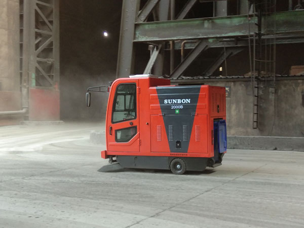 鑄造廠粉塵嚴重趕緊用上大型駕駛式掃地車