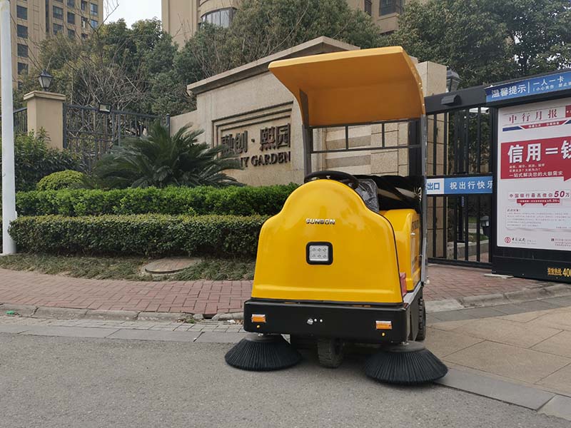 適合物業(yè)保潔用的灑水電動(dòng)清掃車