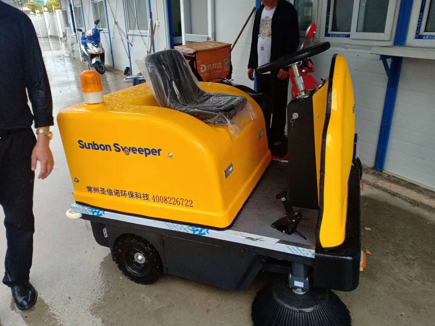 小型掃地車進(jìn)駐中億豐建設(shè)集團